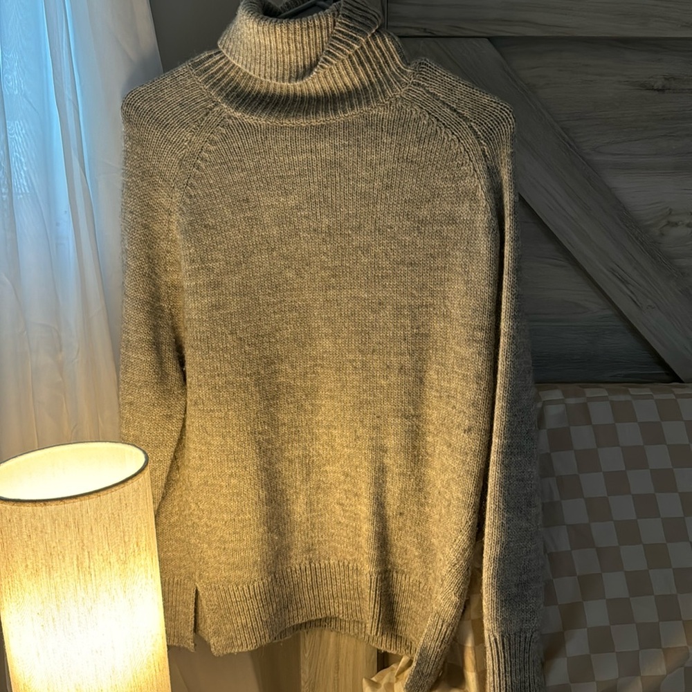 ✨🤍 J CREW GREY TURTLENECK WORN ONCE (FITS LIKE XS OR SMALL, NO SIZE-TAG)
